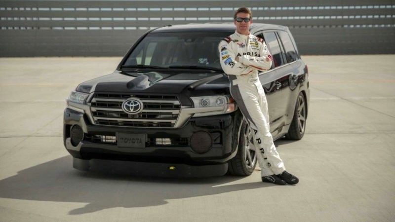 За рулём во время скоростного забега находился экс-гонщик «Тойоты» в серии NASCAR Карл Эдвардс.