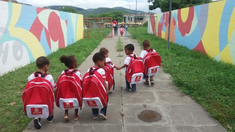 Рюкзаки, предоставленные правительством для детей начальной школы