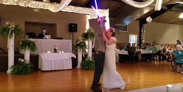 Фанаты "Звездных войн" отметили свадьбу битвой на мечах