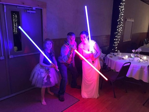 Фанаты "Звездных войн" отметили свадьбу битвой на мечах