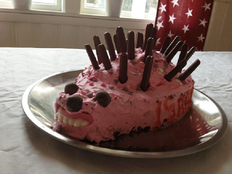 2. Один из детей расплакался от страха, когда увидел этот тортик.