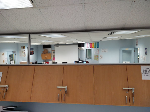 Зеркало установлено в конце кабинета - так, чтобы учитель мог видеть мониторы студентов