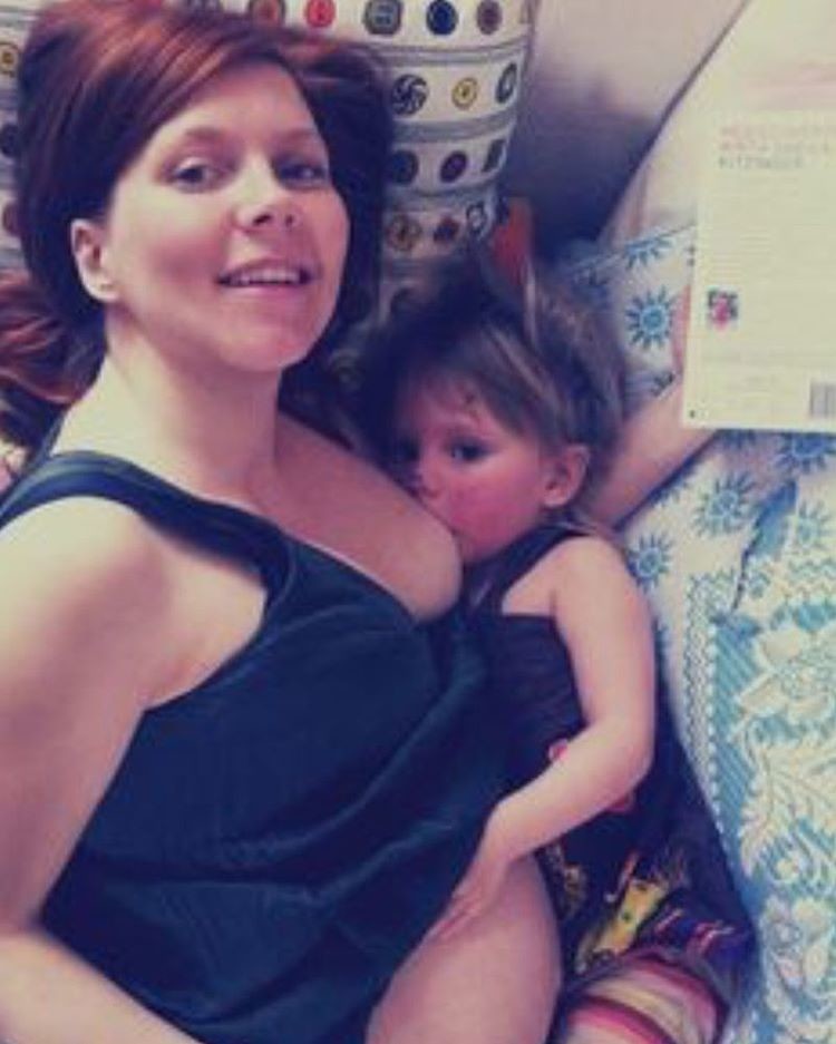 Эта мама кормит грудью 3-летнюю дочь и делит кровать с детьми и партнером