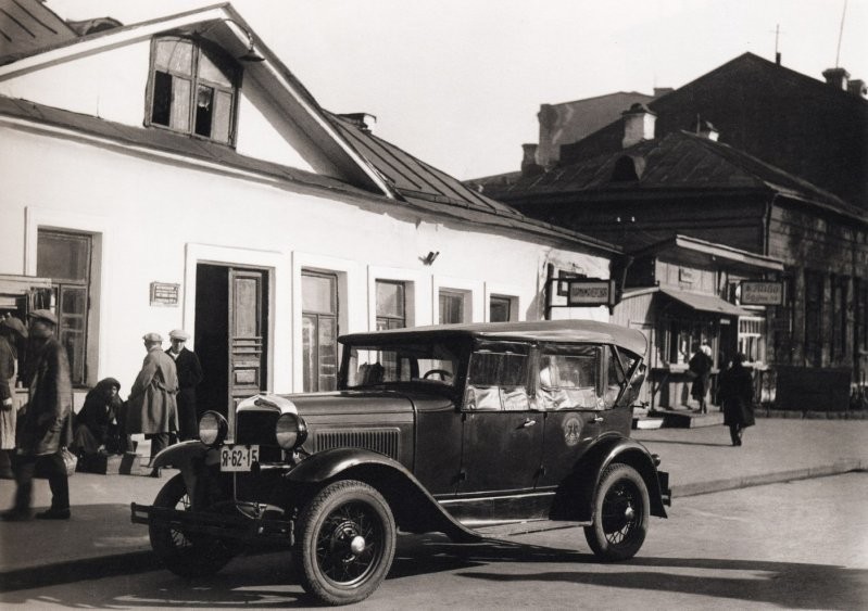 Фото сер. 1930-х гг. Первое отечественное такси ГАЗ-А на Самотёке.