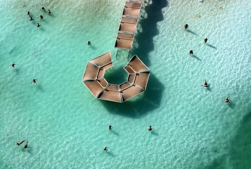 Вид с воздуха на туристов, купающихся в курортной зоне Ein Boqek: