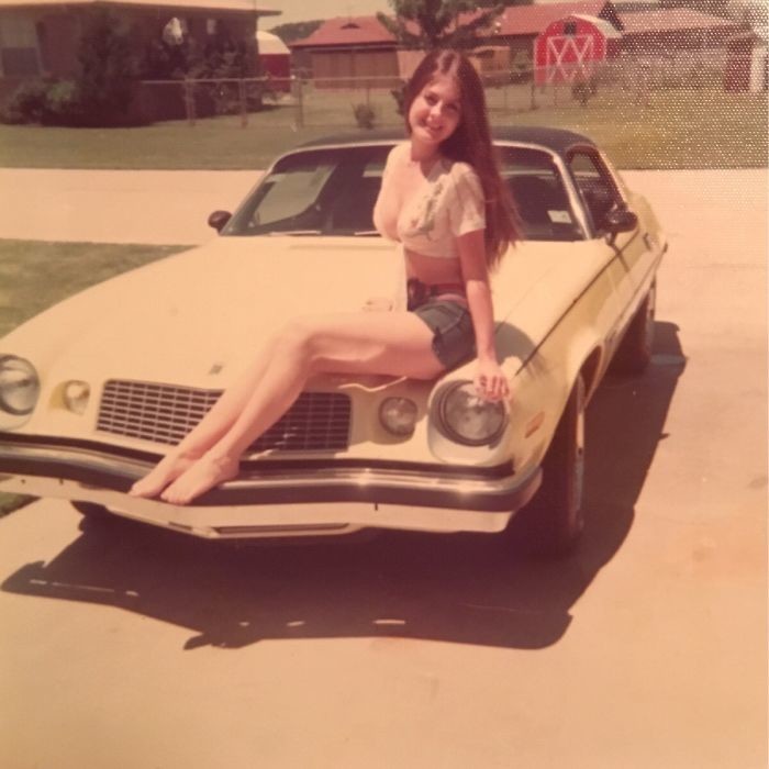 1975 год. "Маме" на снимке 16 лет, а рядом ее крутой Chevrolet Camaro