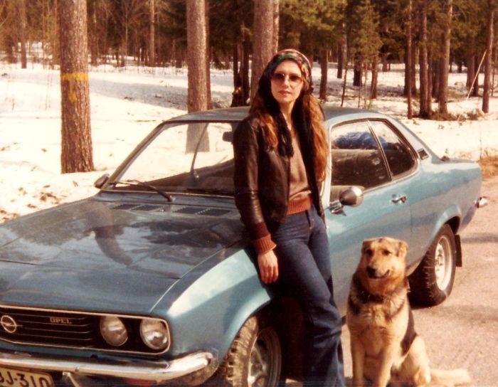 Снимок прямиком из 70-х - стильная мама со своей немецкой овчаркой и шикарным Opel Manta