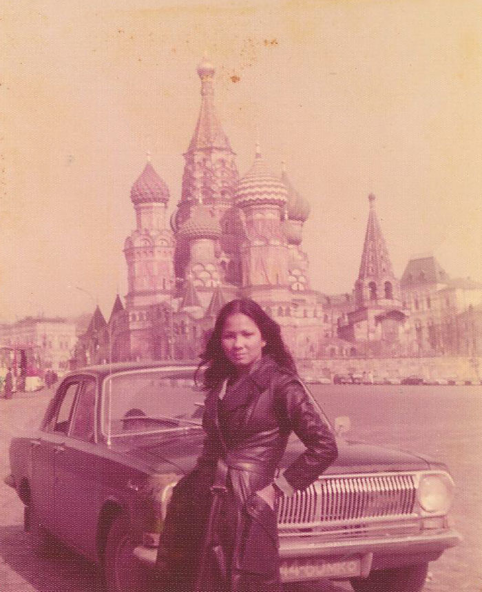 1975 год, Москва. "Моя мама очень много путешествовала. Иногда подозреваю,что раньше она была шпионом"