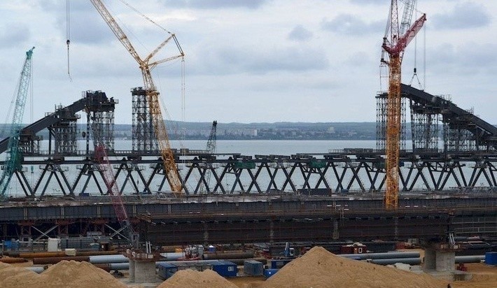 Строители приступили к монтажу арок судоходного пролёта автомобильной части Крымского моста