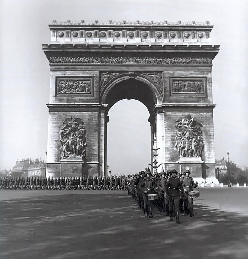 Немецкий парад победы у Триумфальной арки в июне 1940 года