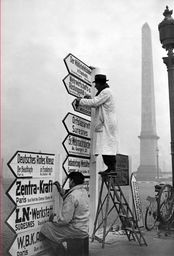 Установка немецких указателей на площади Конкорд.