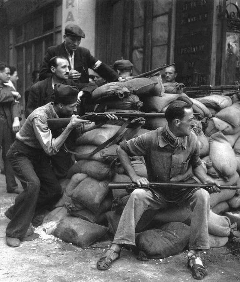 На баррикаде в Париже в августе 1944