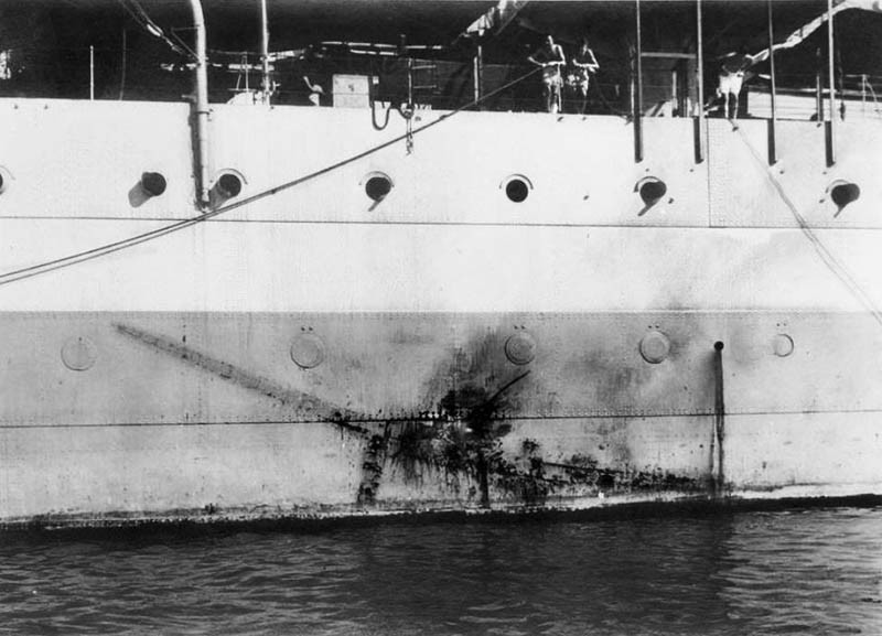 1945. След от тарана самолета камикадзе К-51 Соня на корпусе тяжелого крейсера Сассекс.