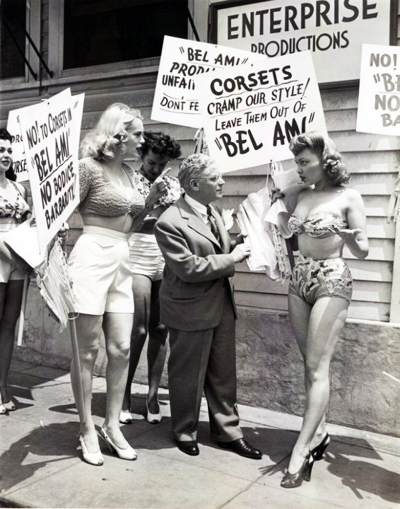 Актрисы протестуют против использования корсетов в спектаклях. Бродвей, Нью-Йорк, США, 1946 год.