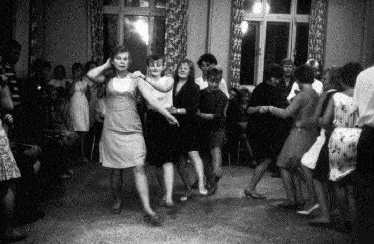 Ева Арнольд, легенда британской фотографии, в 1966 году сделала ряд снимков быта СССР, засняла веселые танцы 