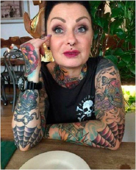 50-летняя поклонница татуировок, с мордой тигра на пятой точке