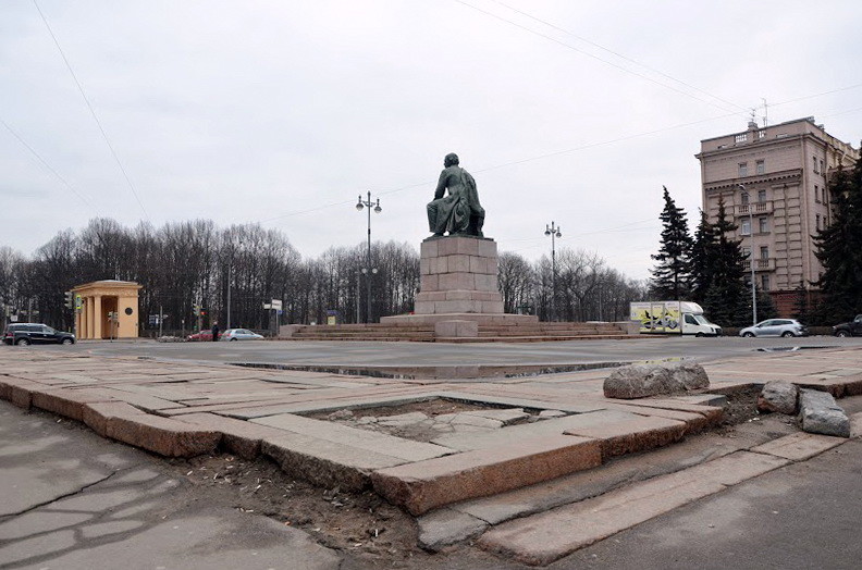 Площадь Чернышевского в Питере - вся отмостка сделана из могильных плит. 