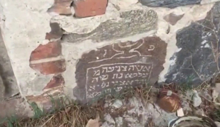 Польша, город Пелчице, множество домов стоят на фундаменте из могильных плит, взятых с еврейского кладбища