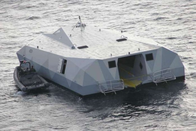 Виден открытый пандус для захода 11-метровой десантной лодки