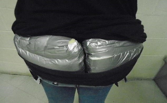 Женщина попыталась ввезти героин в США, привязав пакеты к телу 