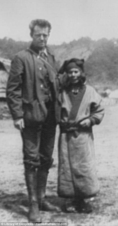 Арнольд Генте с местной жительницей 