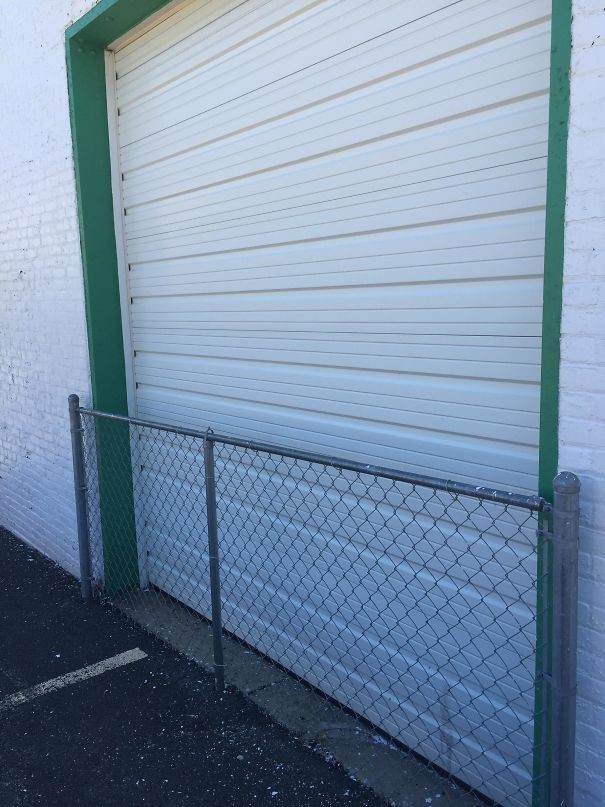Что может случиться, если разозлить соседа - получите забор возле гаража