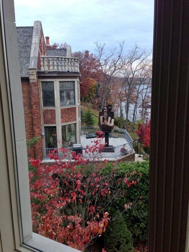 Он купил дом по соседству с бывшей женой, и поставил во дворе символичную скульптуру