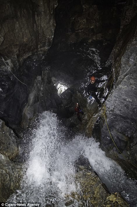 Фотограф рискует жизнью, чтобы запечатлеть невероятную красоту пещер