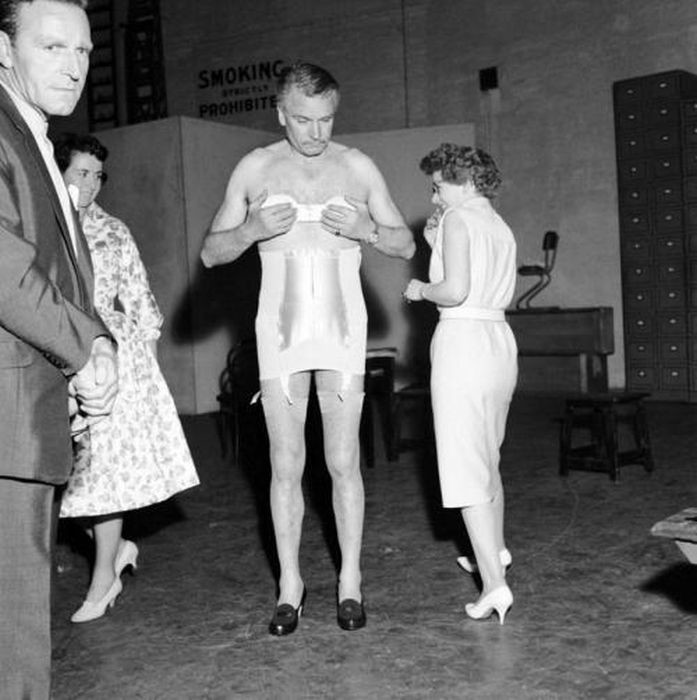 Британский актер театра и кино, режиссер и продюсер Лоуренс Оливье примеряет женский наряд. Великобритания. 1964 г.