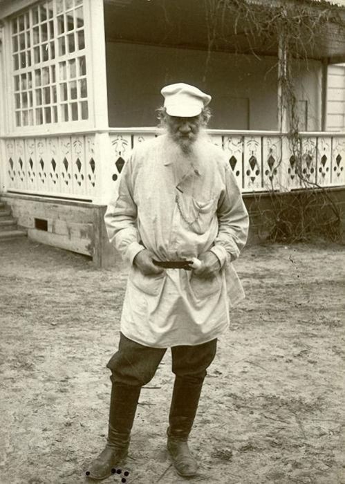 Лев Толстой около террасы яснополянского дома, 11 мая 1908 года.