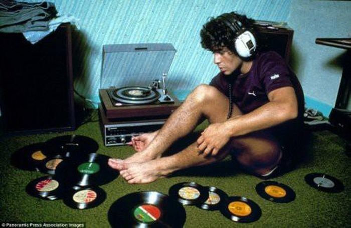 Диего Марадона слушает музыку.