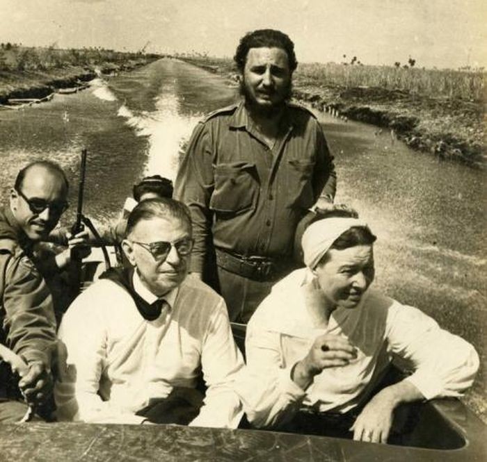 Жан-Поль Сартр и Симона де Бовуар катаются на лодке в компании Фиделя Кастро во время своего посещения Кубы в 1960 году.