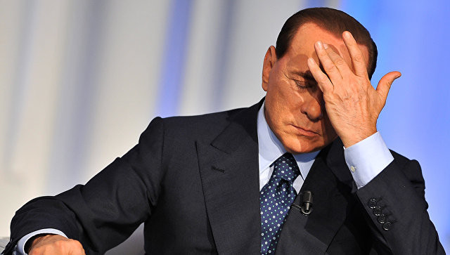 Берлускони назвал Макрона парнем, "которого водит под ручку красивая мама"