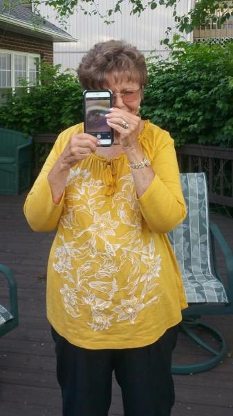 Бабушка осваивает смартфон 