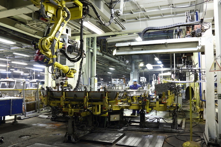 В цехе сварки-сборки кабин прессово-рамного завода «КАМАЗа» завершился монтаж новых роботов