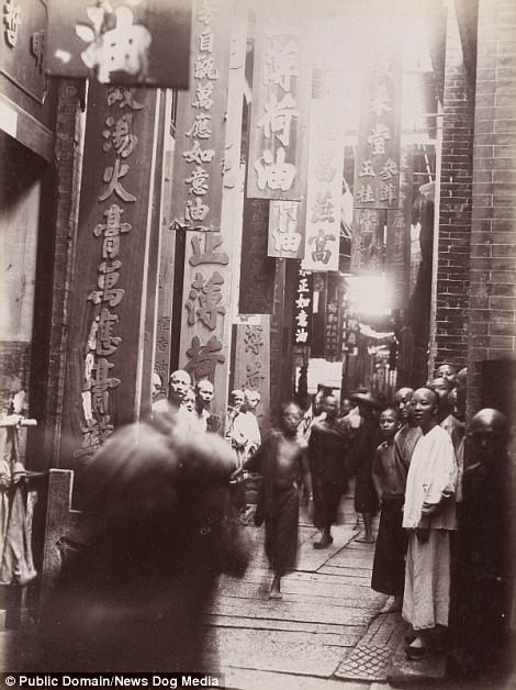 Мужчины на торговой улице в Гуанчжоу, провинция Гуандун, 1880 год 