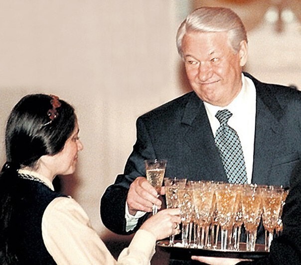 Ельцин подарил советскому народу, выжившему из ума под Горбачевым, священную надежду - пирамиду МММ