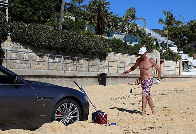 В Сиднее водитель Maserati выехал на пляж, чтобы поиграть там в гольф