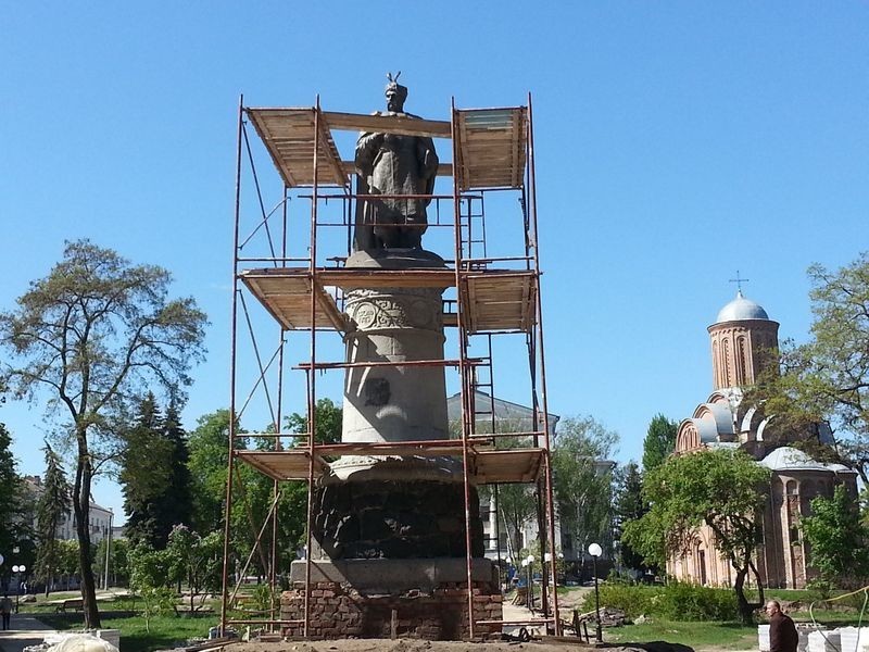 Повернут Хмельницкого спиной к Москве, и нагнуть