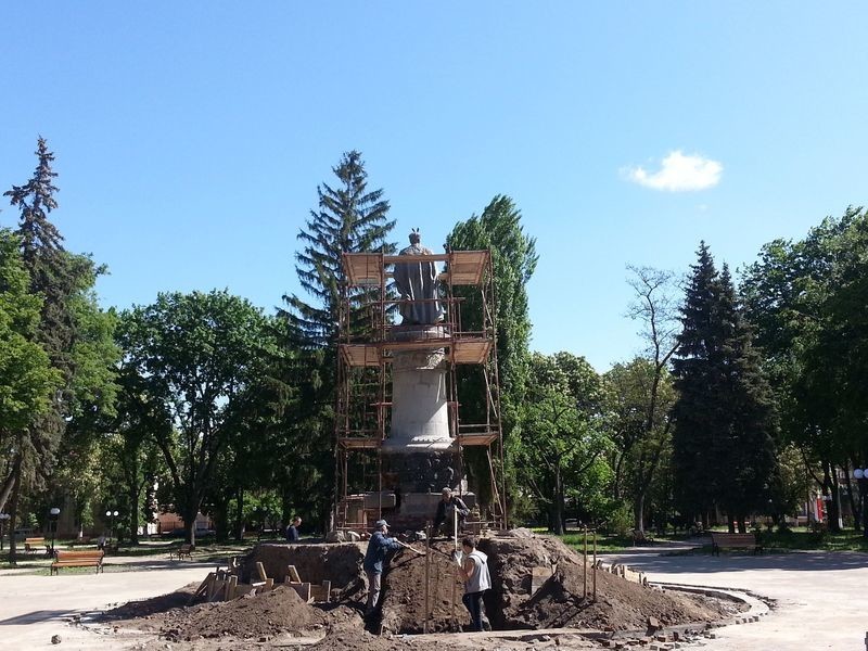 Повернут Хмельницкого спиной к Москве, и нагнуть