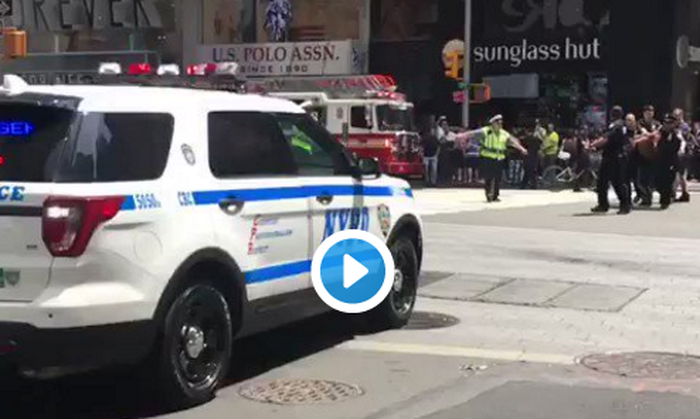 На центральной площади Нью-Йорка автомобиль на большой скорости врезался в пешеходов