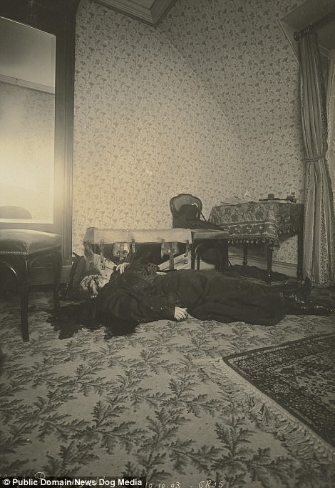 Тело в отеле, Париж, 1903 год