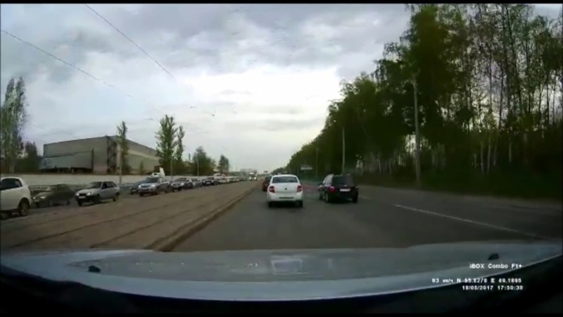В Казани автомобиль угодил колесом в люк и перевернулся 