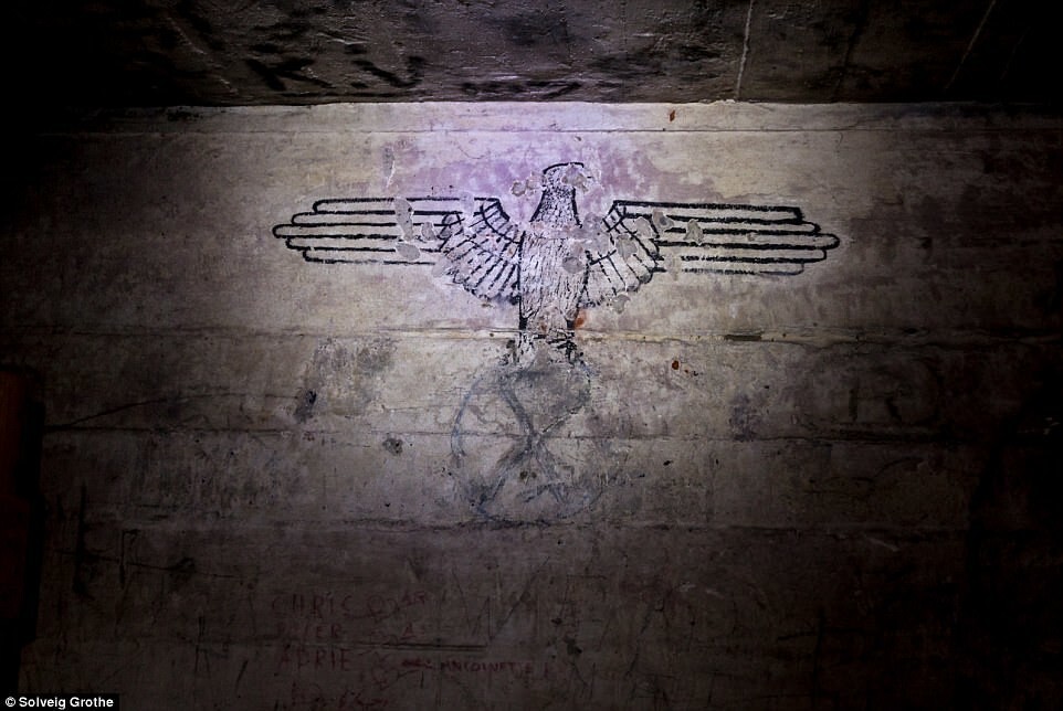 Герб Третьего рейха в одном из тоннелей 