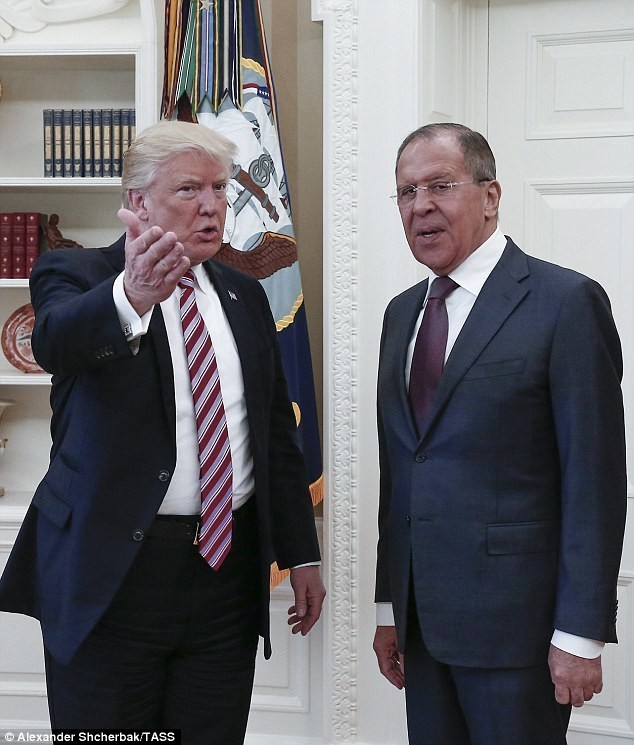 Недавно появилось сообщение о том, что Трамп поделился очень секретной информацией с российским министром иностранных дел Сергеем Лавровым во время встречи в Овальном кабинете