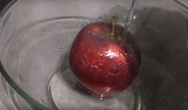 Вот что произойдет, если залить магазинное яблоко горячей водой (горячей, но не доведённой до кипения)  