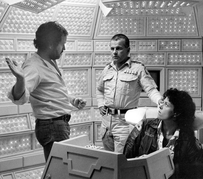 13. Ридли Скотт, Иэн Холм и Сигурни Уивер на съемках "Чужого" , 1979 