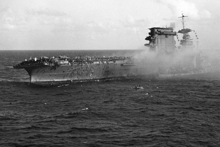 Экипаж покидает авианосец "Лексингтон" после торпедного удара. 9 мая 1942 года.