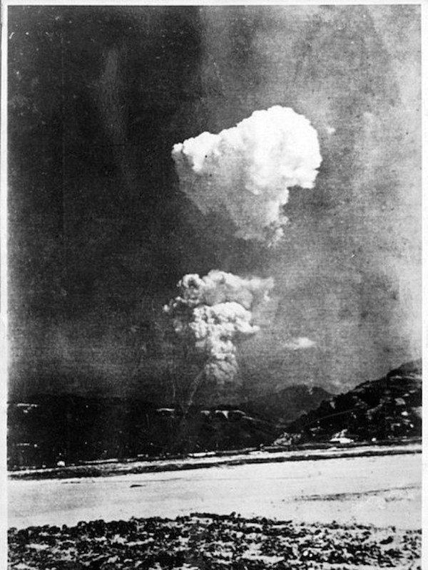 Редкая фотография, позволяющая увидеть грибовидное облако, образовавшееся от бомбы, сброшенной на Хиросиму  
