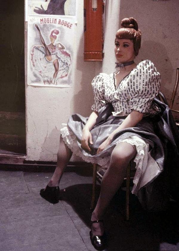 Танцовщица канкана отдыхает после выступления в кабаре Мулен Руж. Париж, 1953 год.